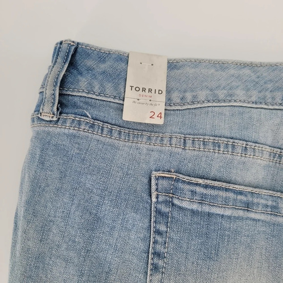 Torrid stretch light wash with pearls shorts raw edge size 24 - Picture 7 of 10